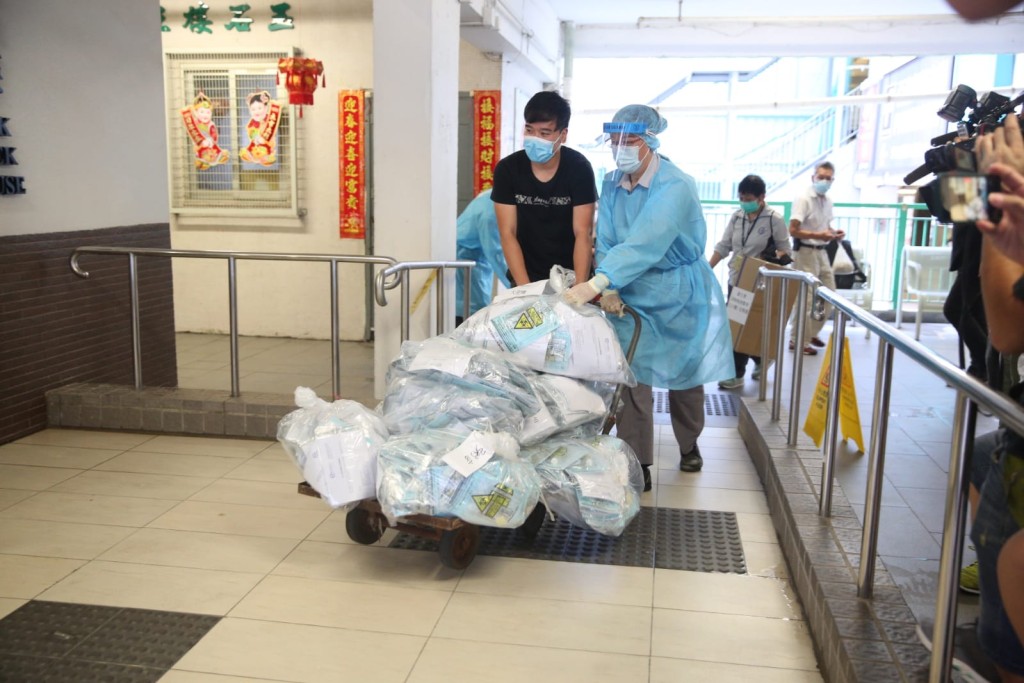 防護中心人員進入坪石玉石樓