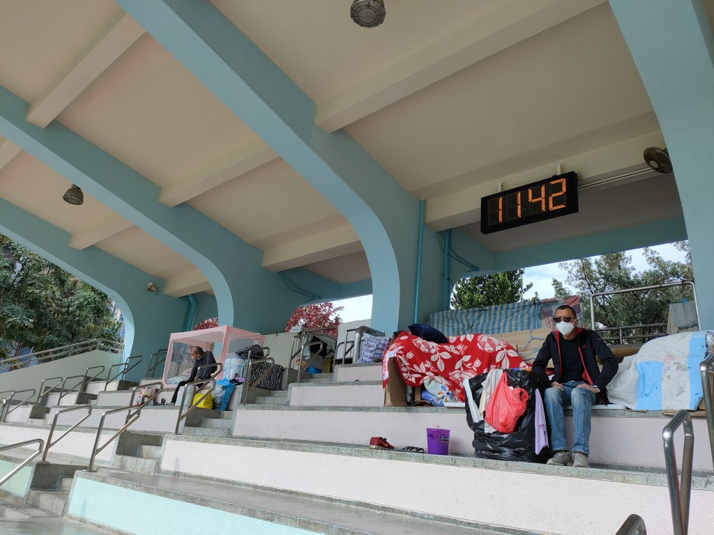 現年50歲的明哥兩度因欠租流落長沙灣區球場看台,擔心最終要流落街頭。(莫家文攝)