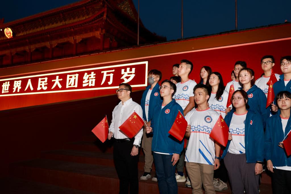 鄧炳強（前排左一）率保安局青年領袖到天安門廣場觀賞升旗儀式。保安局FB
