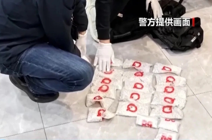 为方便携带，犯罪集团将原块白银打碎拆分成颗粒状，并分装成小包。 央视