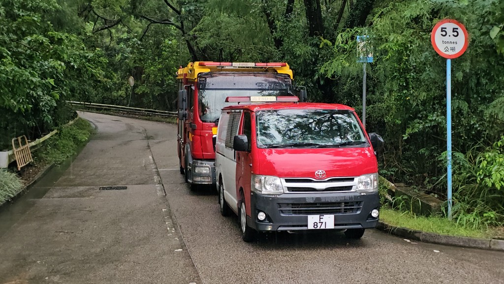 沿途有不少消防车救护车戒备。徐裕民摄