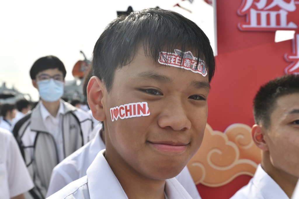 有學生面上貼有「I LOVE CHINA」等字樣貼紙。