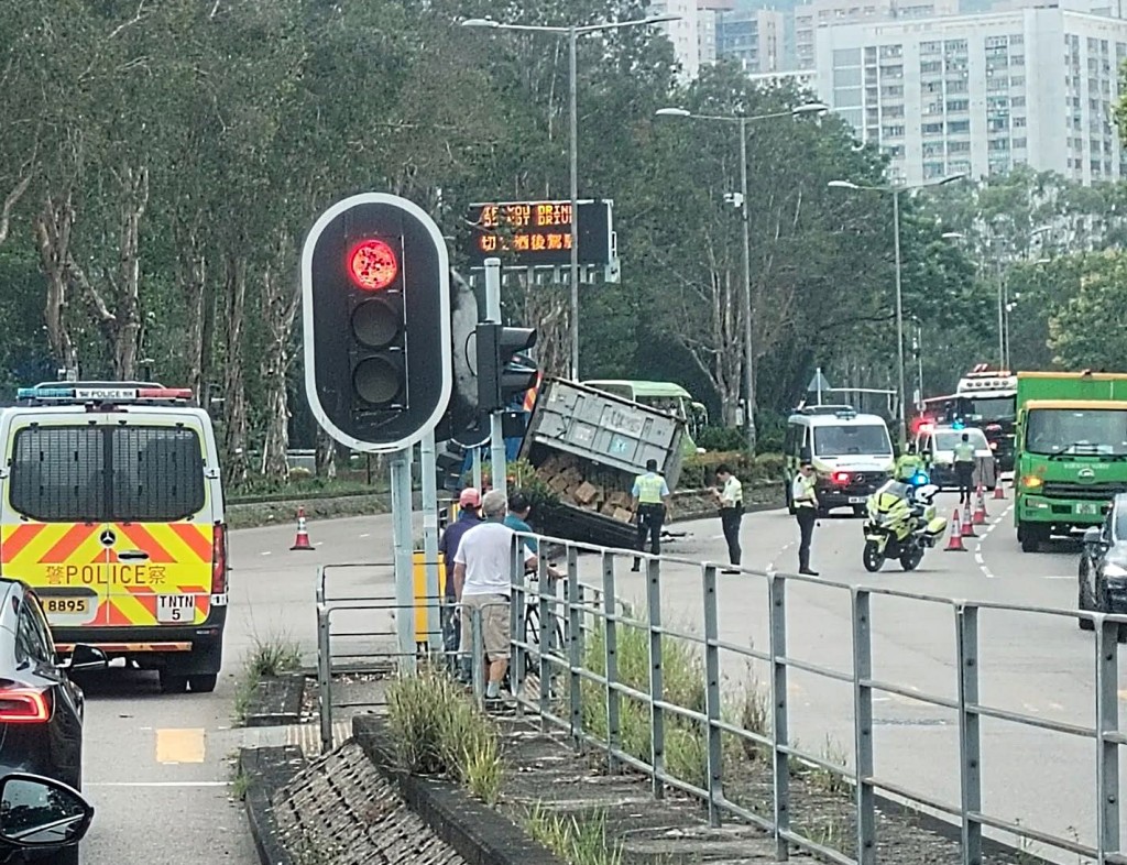 大埔完善路發生貨櫃車翻側意外。fb:大埔交通關注組 大埔完善路發生貨櫃車翻側意外。fb:大埔交通關注組