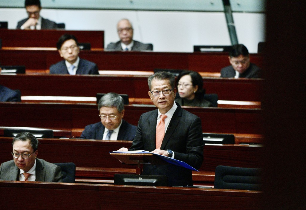 陈茂波在立法会宣读财政预算案。卢江球摄