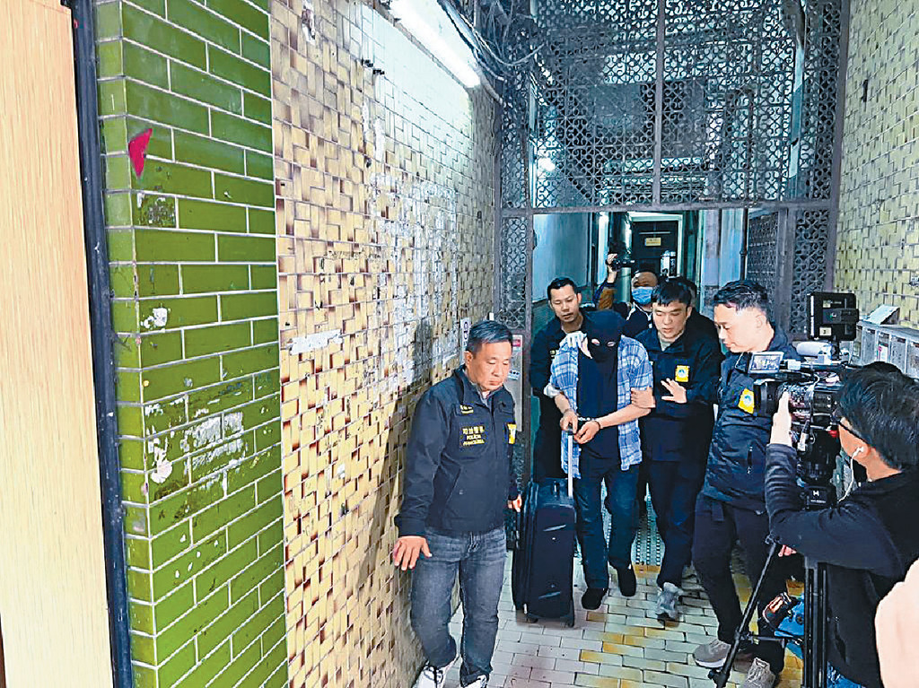 ■澳門司警昨午將疑犯押返該賓館作案件重組。 ■澳門司警昨午將疑犯押返該賓館作案件重組。