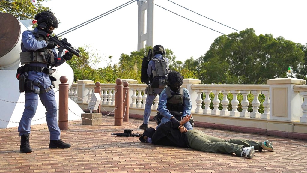 警方於青馬大橋下層通道及青馬大橋觀景台舉行代號為「先驅」的大型跨部門反恐及重大事故演習。