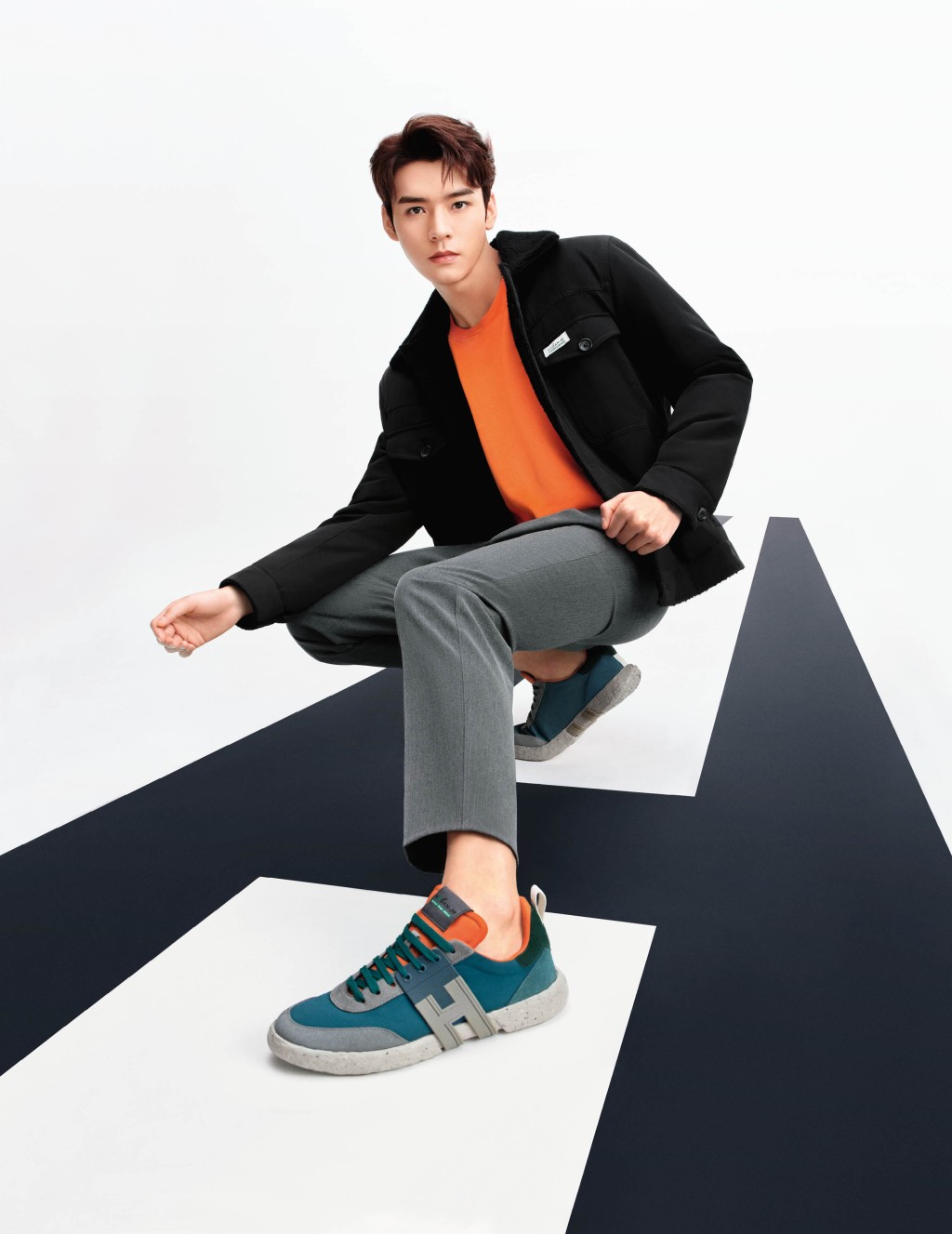 牌全球代言人龔俊帥氣演繹3R環保系列運動鞋（$3,600）及黑色反領外套（$5,700），型格時尚。