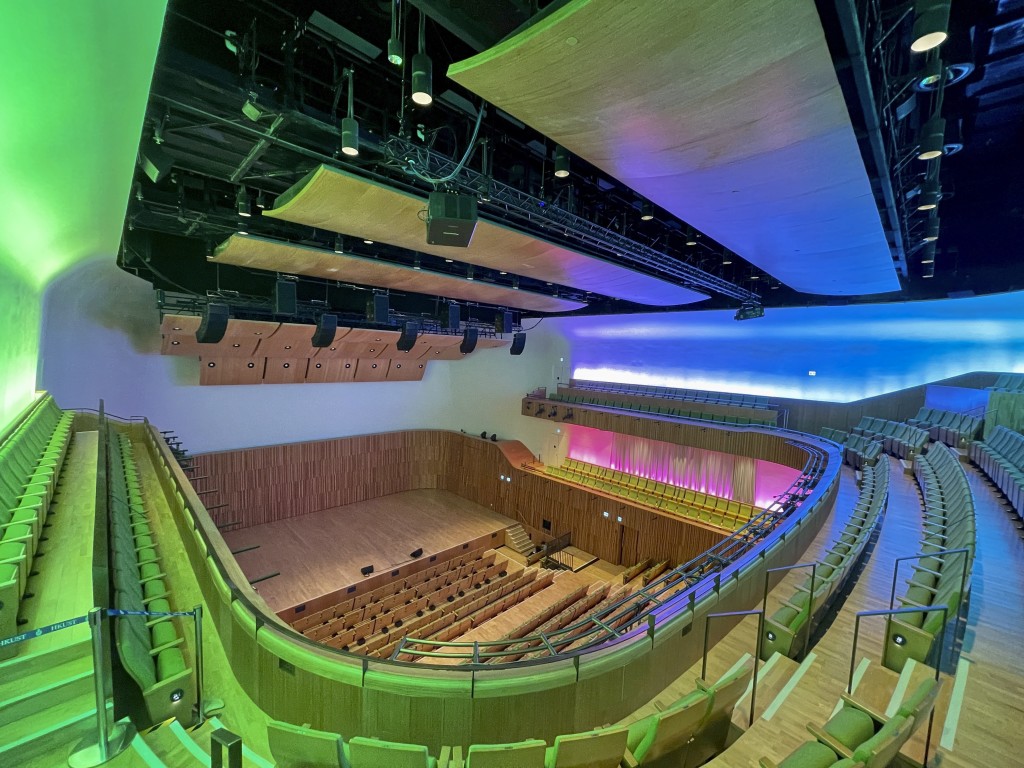 逸夫演艺中心是全港首个预设沉浸式音响系统的表演场地，开幕至今已举办二十五场演出及活动。苏正谦摄 