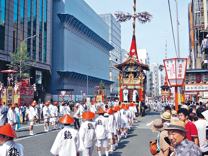 每座大型山、鉾均重達十多、二十噸，是文化藝術的瑰寶。