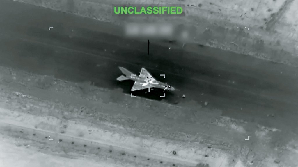 美軍的影像顯示伊朗一架軍機被瞄準攻擊。 