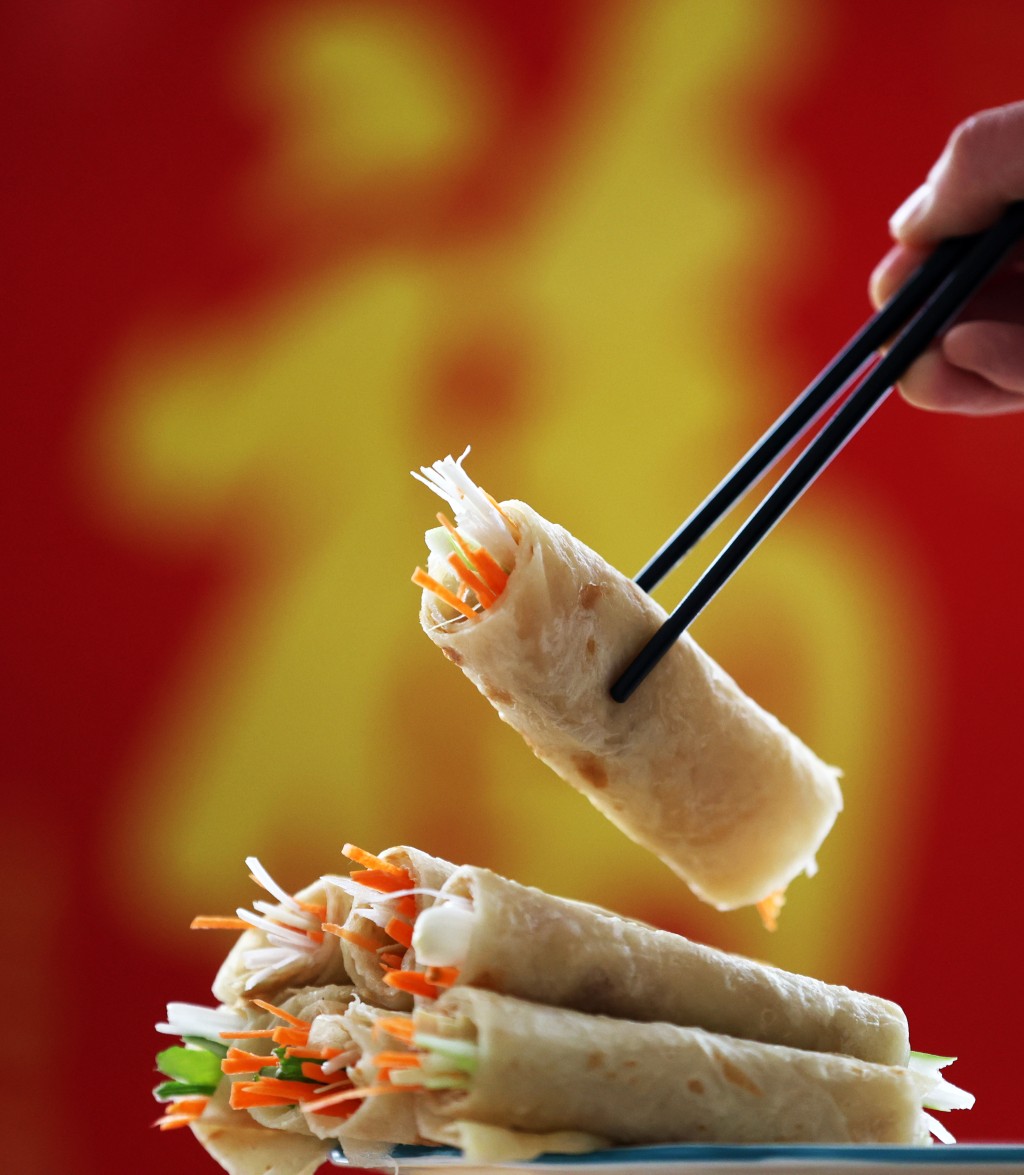 春饼是北方雨水节气常见的时令食物。（图片来源：新华社）