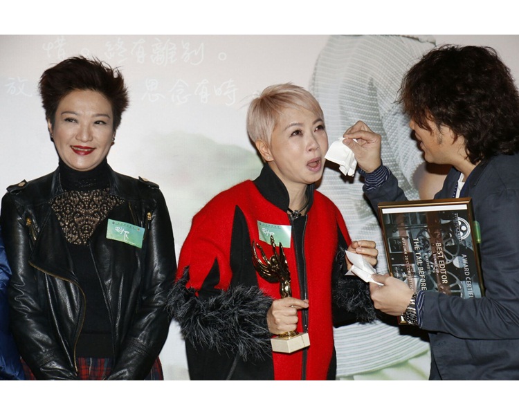 张崇德帮刘玉翠抹泪