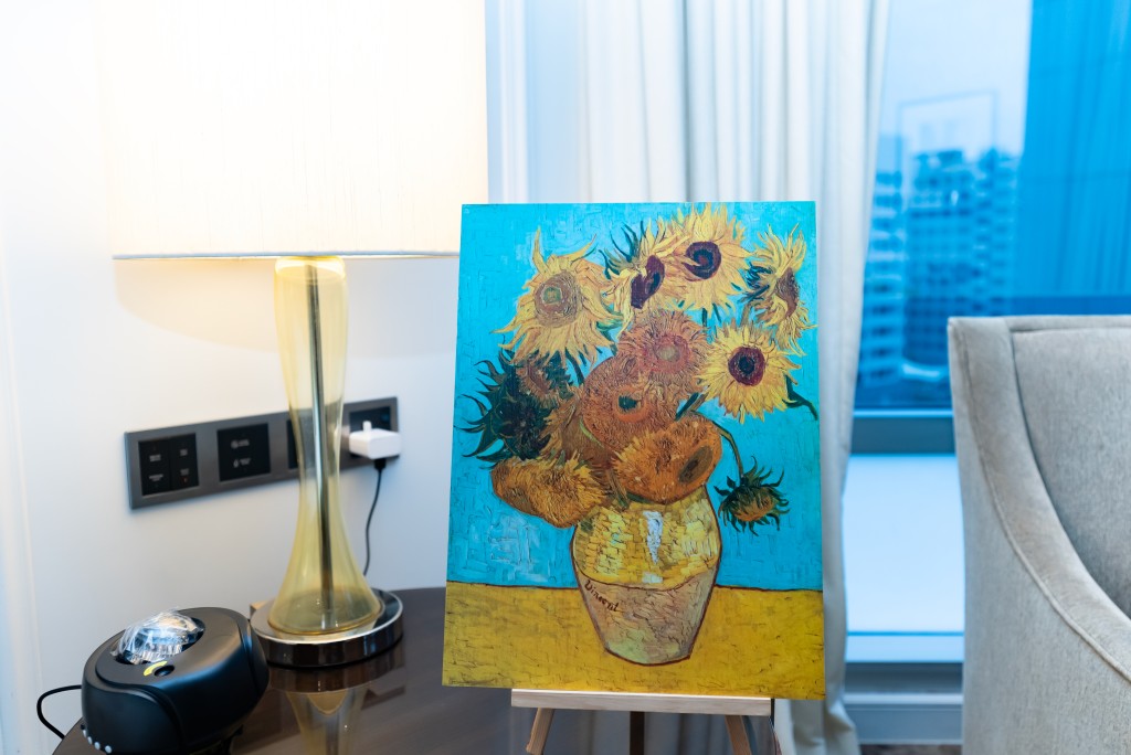 《向日葵》主題客房飾以《向日葵》的複製畫作。