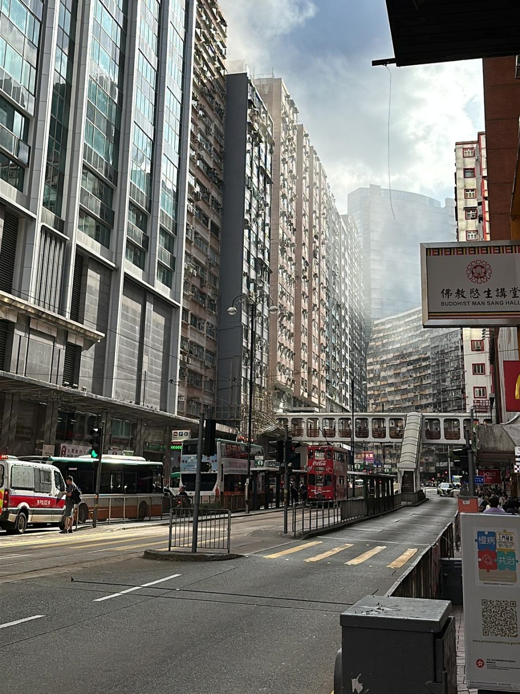 大廈冒出濃煙。FB:車cam L(香港群組) 大廈冒出濃煙。FB:車cam L(香港群組)