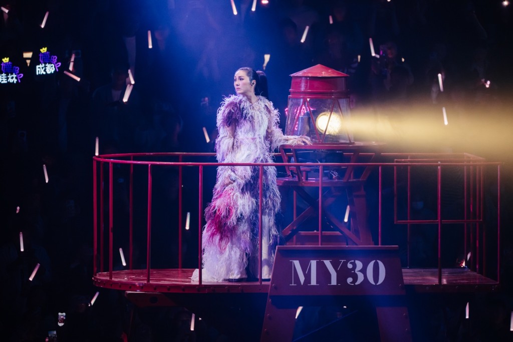 面對台下的呼喊始起彼落,千嬅難忍淚水。 面對台下的呼喊始起彼落,千嬅難忍淚水。