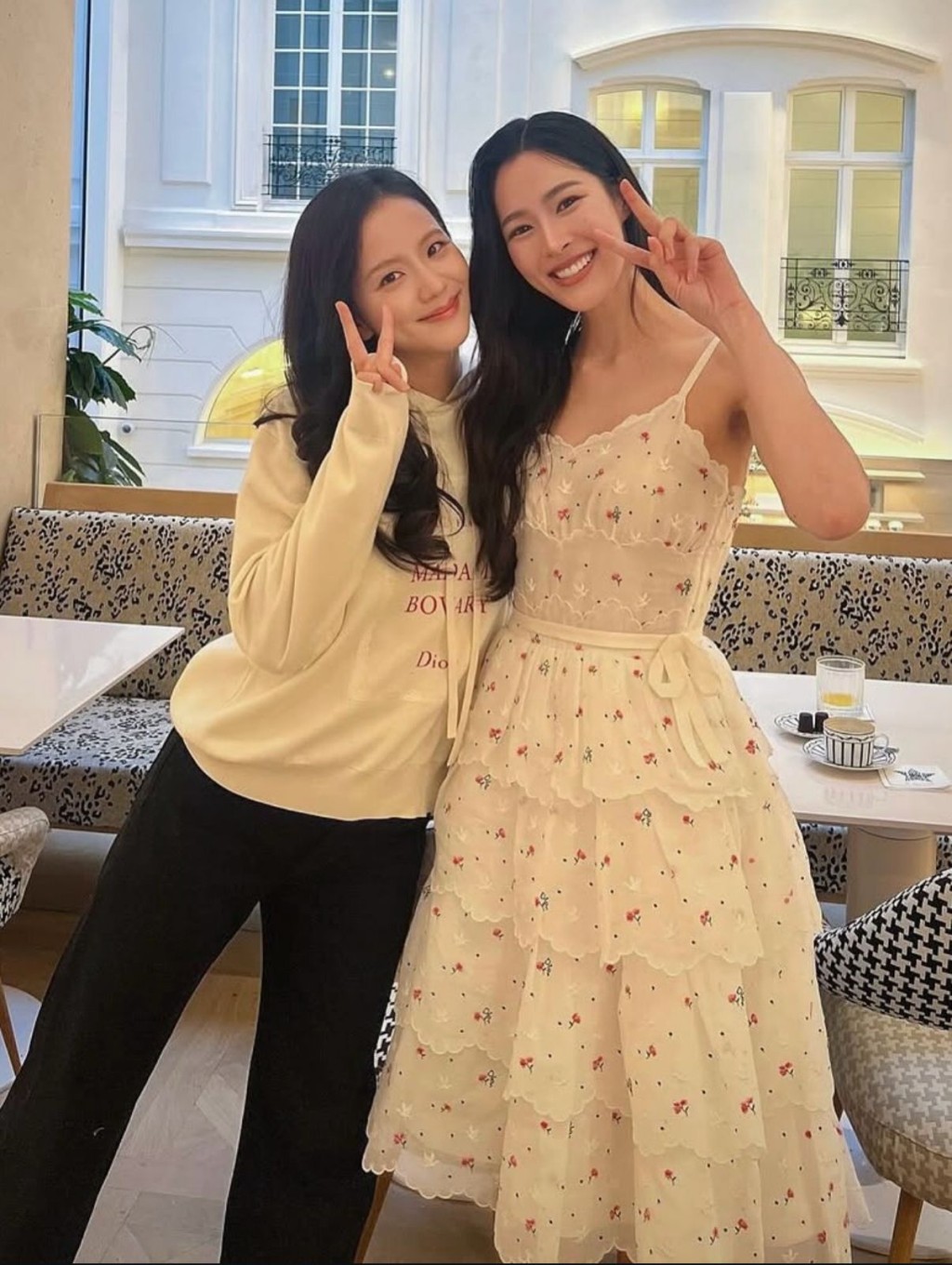 鄺玲玲與Jisoo合照。