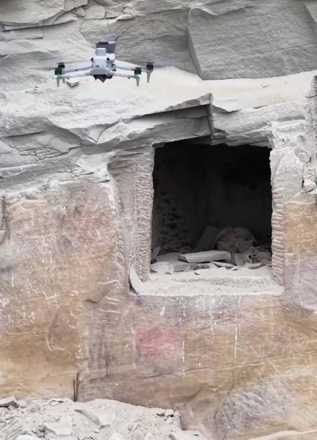 重慶男玩無人機,崖洞發現乾屍。 重慶男玩無人機,崖洞發現乾屍。