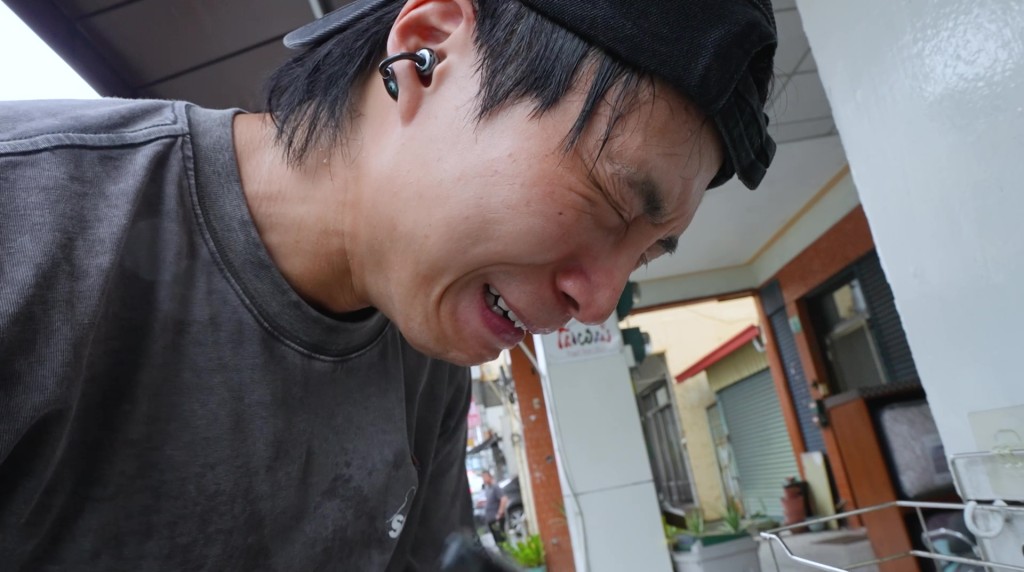 經歷完一連串視覺和嗅覺衝擊後,坤哥不禁「流淚」。 經歷完一連串視覺和嗅覺衝擊後,坤哥不禁「流淚」。