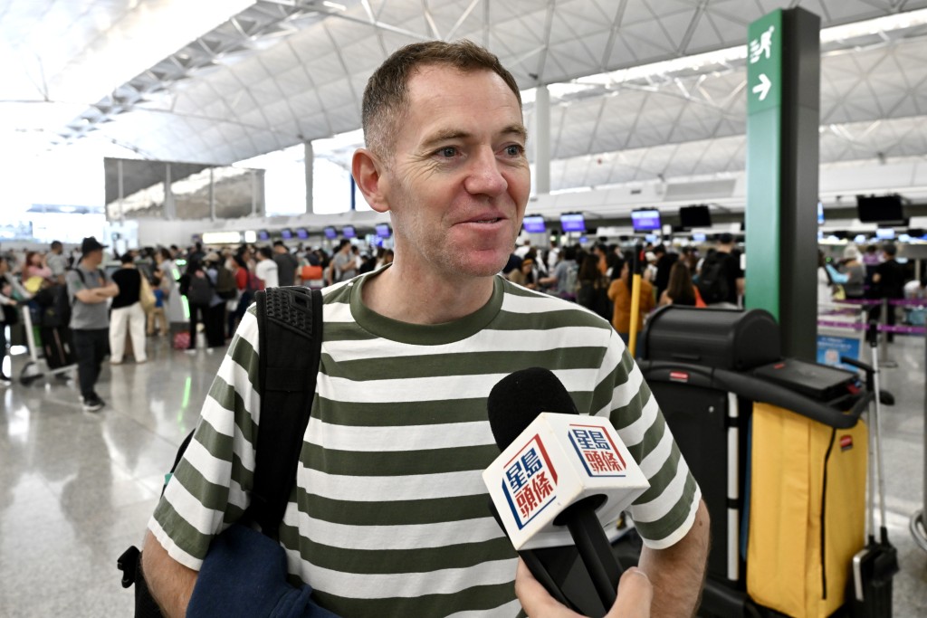 居港外籍人士Paul指,理解出於安全考慮,限制乘客攜帶外置充電裝置數目。 居港外籍人士Paul指,理解出於安全考慮,限制乘客攜帶外置充電裝置數目。