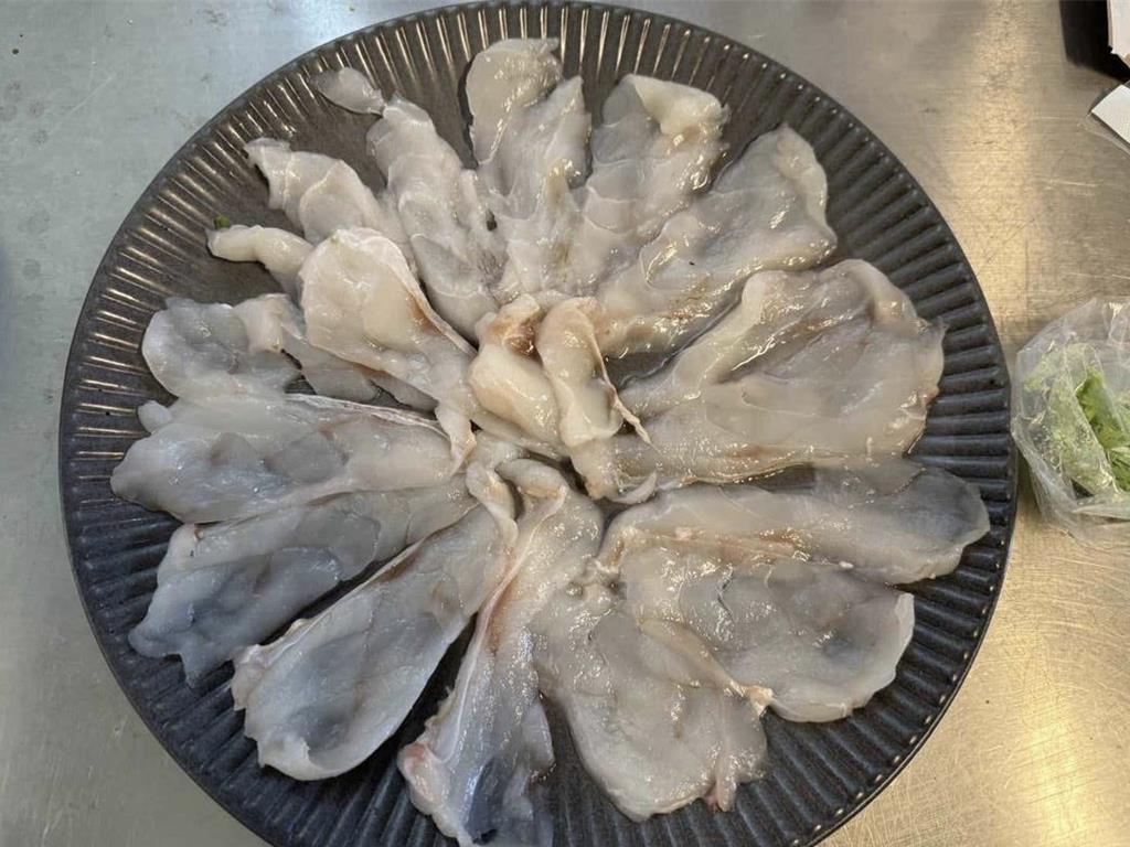 台南发生民众食用鸡泡鱼集体中毒事件。