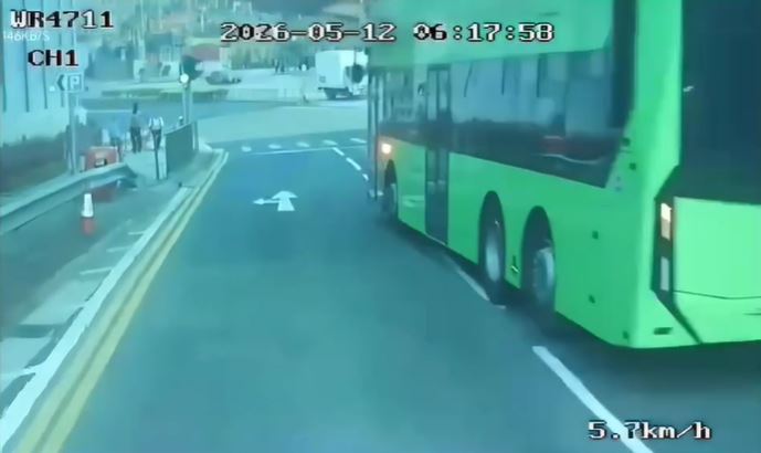 巴士沿寶琳路往觀塘方向行駛，當時為綠燈行車。網片截圖