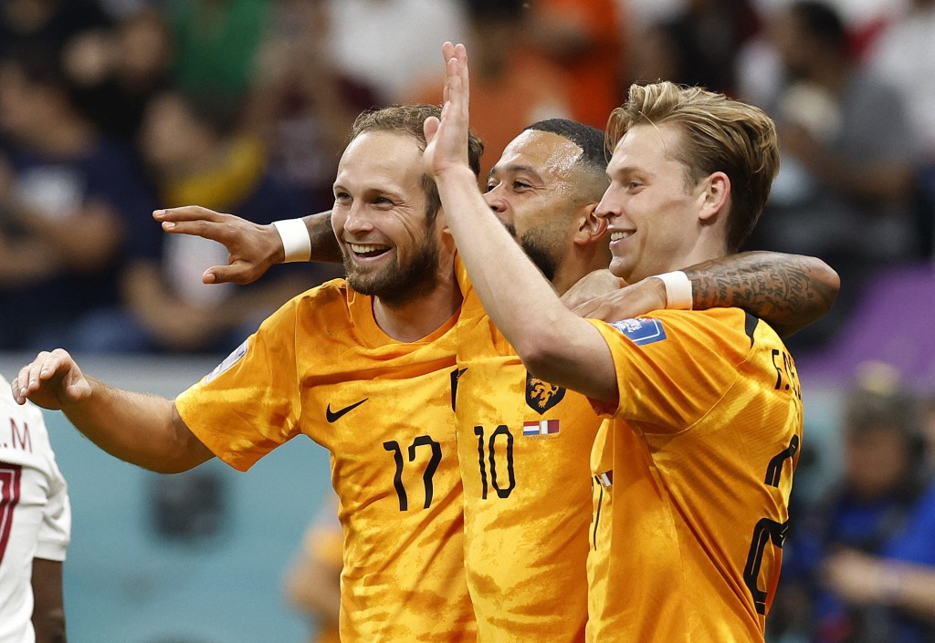 法兰基迪庄(右)为荷兰射成2:0后与队友庆祝。REUTERS