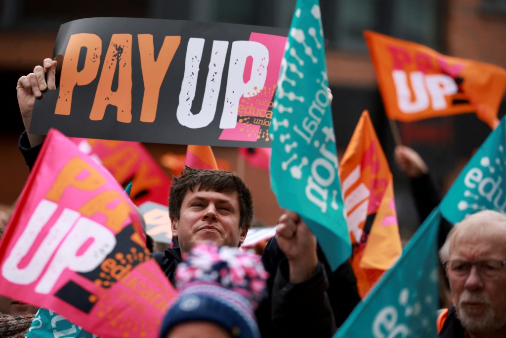 英國曼徹斯特市有教師因工資糾紛罷工。路透社