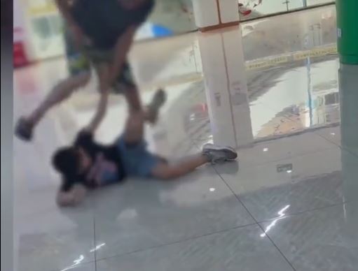 男子在商場對孩童連環施暴。抖音