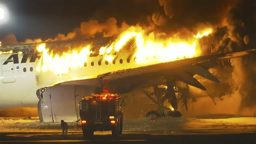 羽田機場一架日航客機起火。美聯社