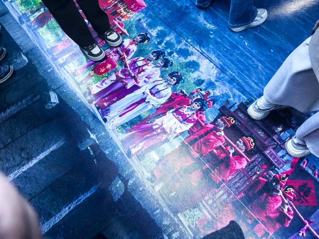 寧波地鐵出現的新廣告，被質疑感覺詭異令人不安。小紅書