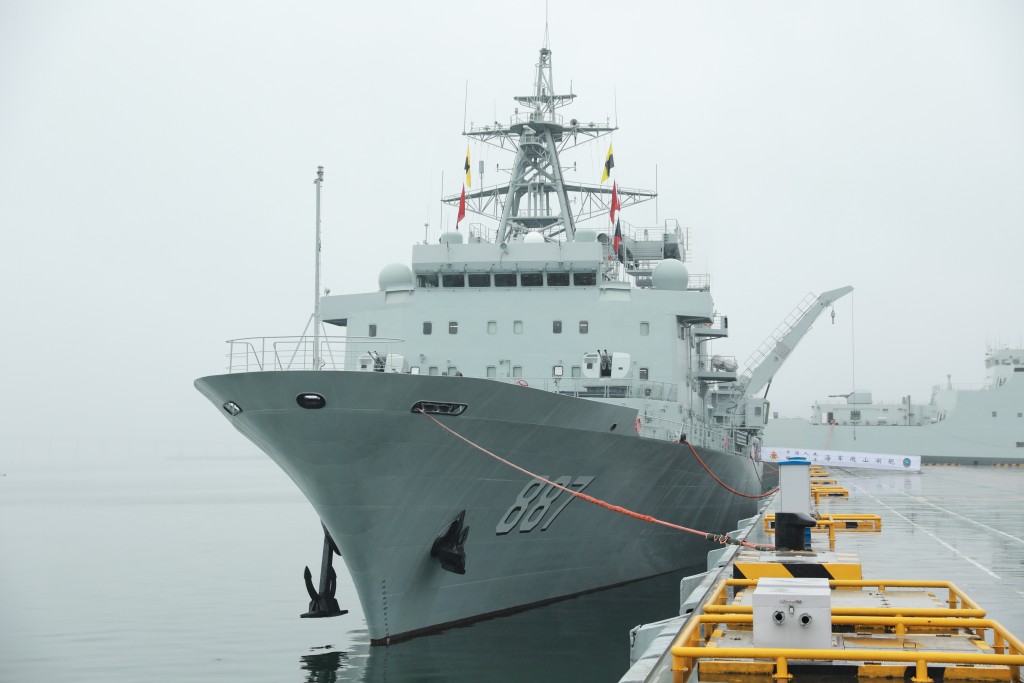 903型綜合補給艦「微山湖號」。網上圖片