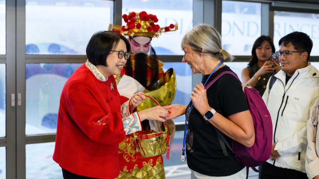 年初一︱「財神」降臨郵輪碼頭向旅客派賀年禮物 春節黃金周12個郵輪航次訪港