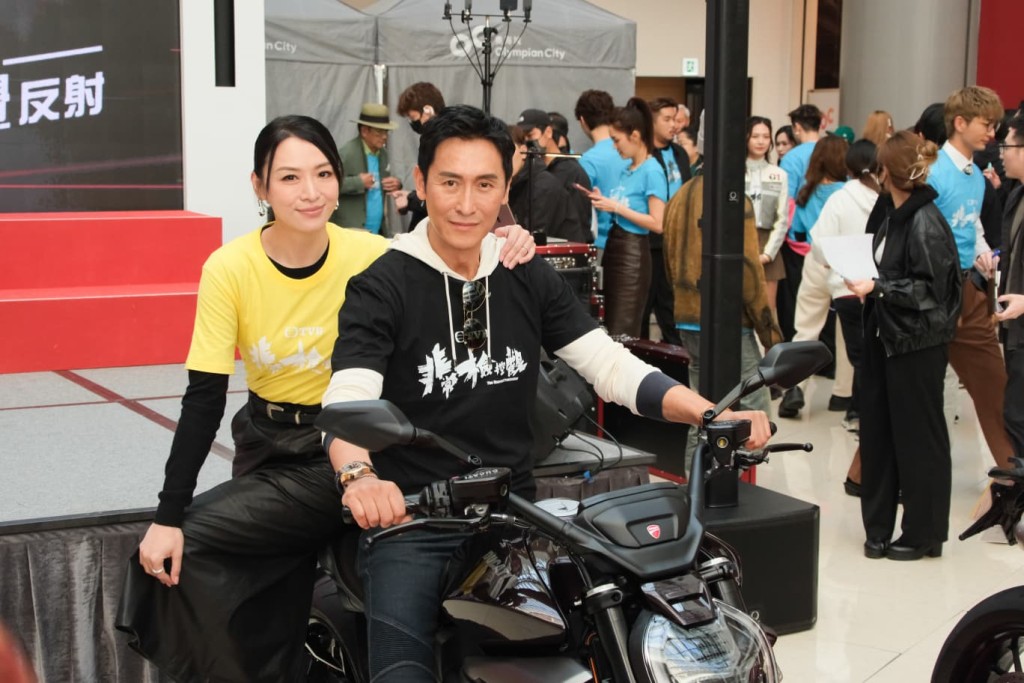 馬德鐘與陳煒坐在電單車上現身，宣傳劇集《非常檢控觀》。