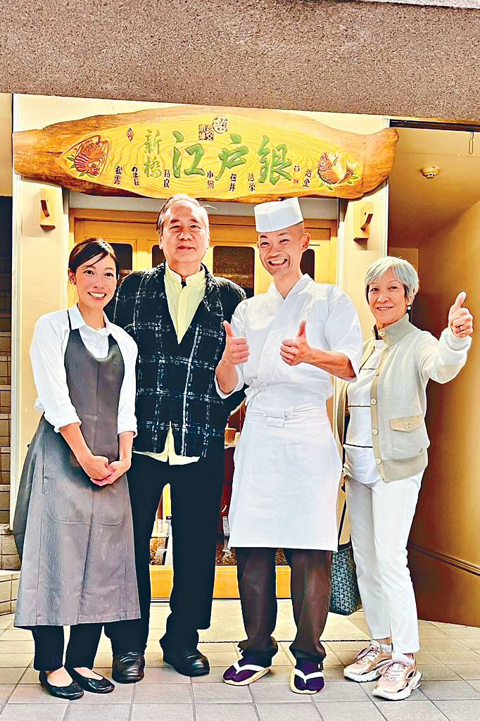 在門外跟大廚夫婦合照