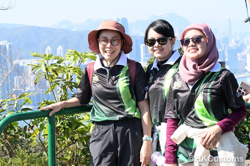 海關關長陳子達昨日與多位東盟成員國駐港總領事前往油塘炮台山清潔郊野山徑。香港海關facebook圖片 海關關長陳子達昨日與多位東盟成員國駐港總領事前往油塘炮台山清潔郊野山徑。香港海關facebook圖片