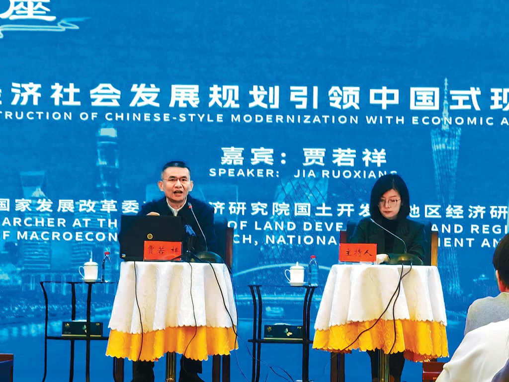 國家發改委宏觀經濟研究院研究員賈若祥(左)出席中國記協新聞茶座。