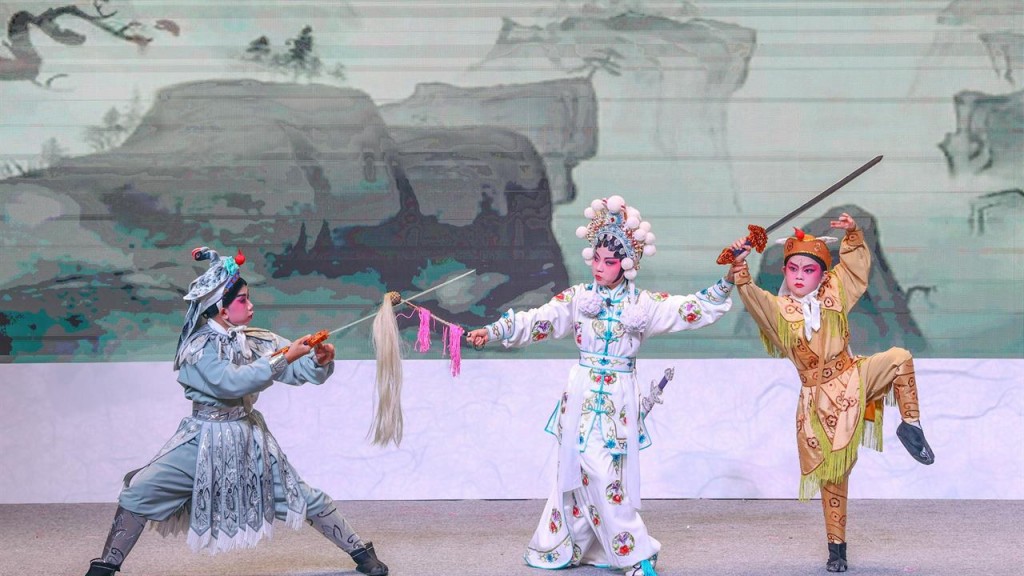 澳門演藝學院戲劇學校一眾兒童及青少年粵劇學員將《寶蓮燈》經典戲寶重新演繹。