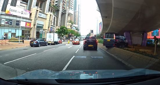 七人車擱在石壆上。fb 車cam L（香港群組）  