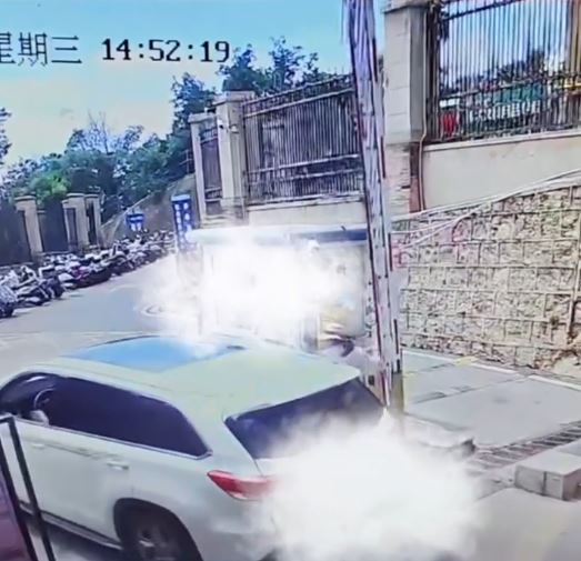 昆明有女子用肉體阻止停車場電閘下降，目的是為免付¥5停車費。抖音＠前方＋ 