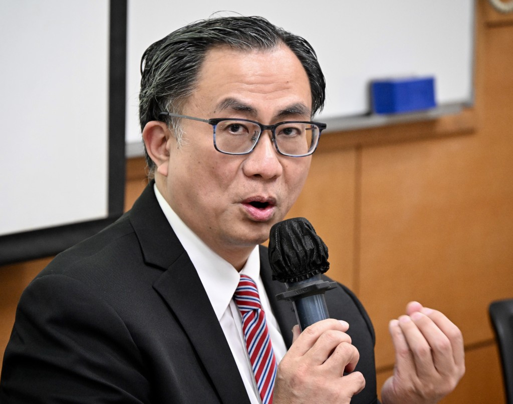 港大兒童及青少年科名譽臨床副教授關日華。 港大兒童及青少年科名譽臨床副教授關日華。