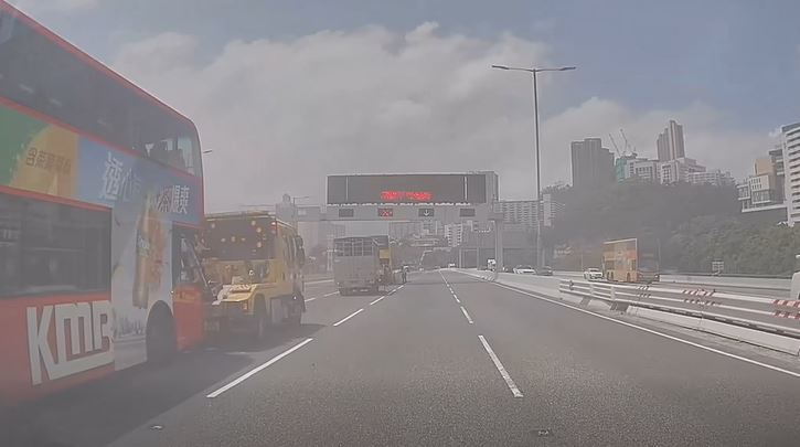 九巴繼續向前駛再撞另一部停路中的工程車車尾始停。fb 車cam L（香港群組）  