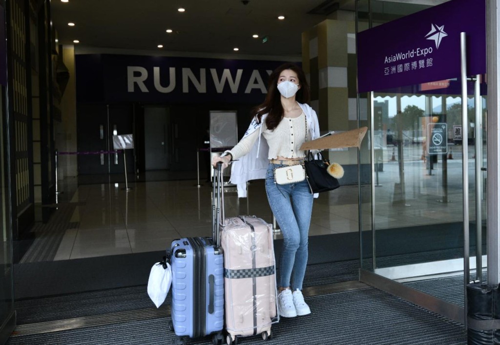 英、歐、美抵港人士需到亞博館接受病毒檢測。