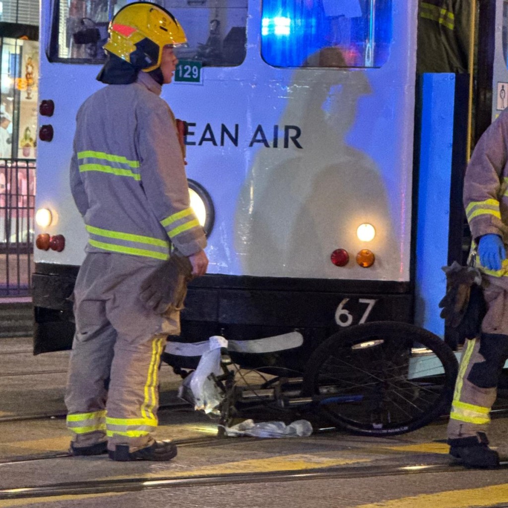 單車意外後攝入電車車底。讀者提供