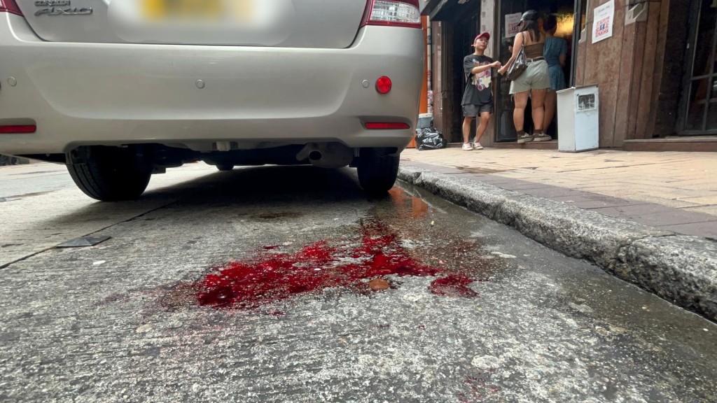 酒吧對開遺下一灘血迹。楊偉亨攝 酒吧對開遺下一灘血迹。楊偉亨攝