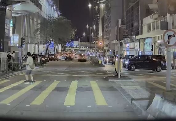 七人車由上海街駛出。(圖右)fb車cam L（香港群組）Arthur Chan影片截圖