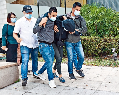 死亡男童Ryan的母親，一夜喪夫喪子，認屍時悲慟，要由親友攙扶。