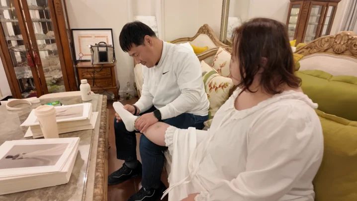 鄭恩惠獲老公照顧。 鄭恩惠獲老公照顧。