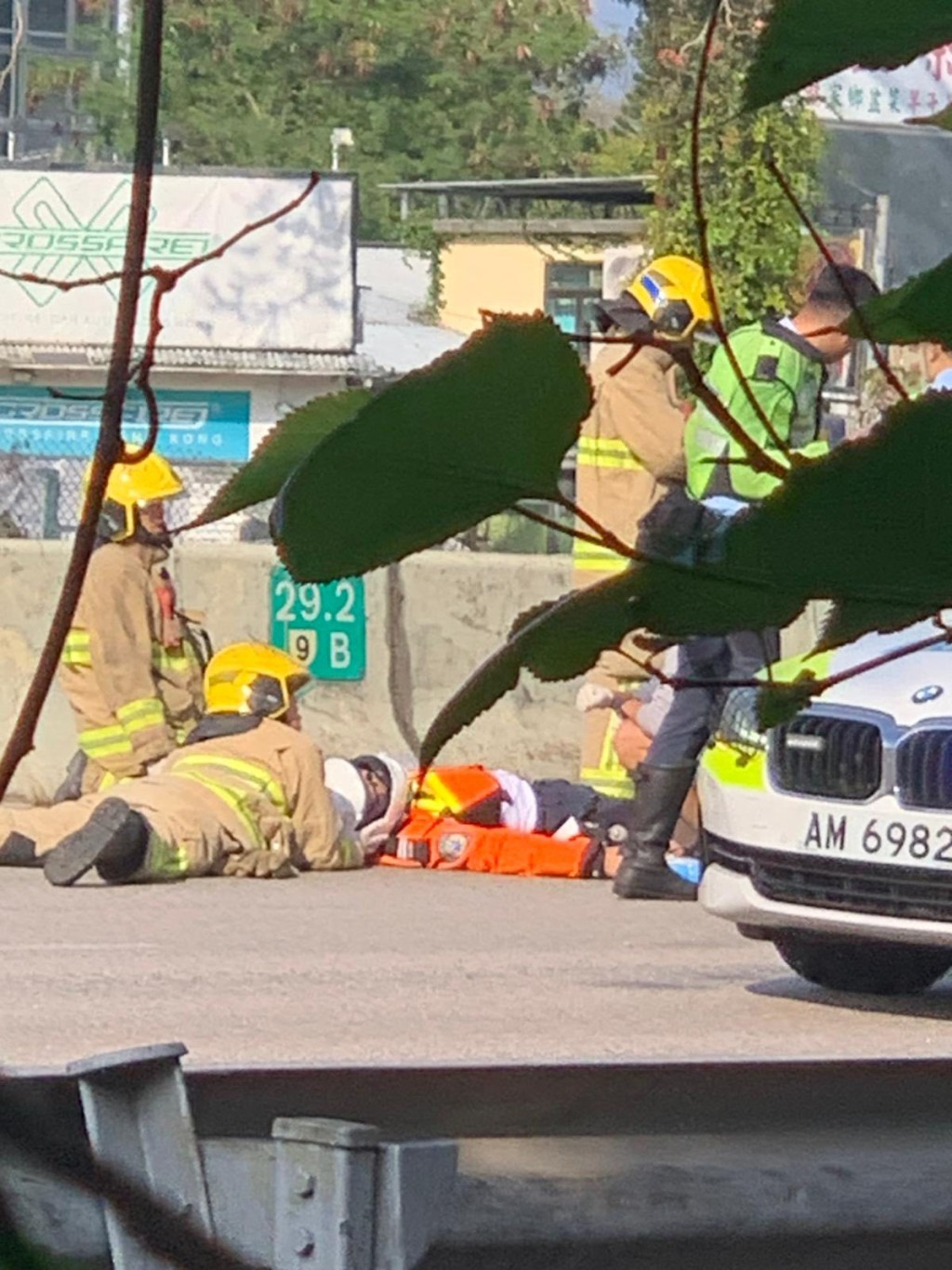 駕車的救護員人仰車翻,倒地受傷。網上圖片 駕車的救護員人仰車翻,倒地受傷。網上圖片