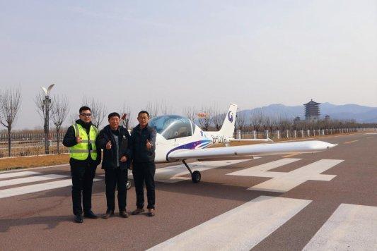 趙氏父子自駕飛機回老家過農曆新年。山東電視新聞 趙氏父子自駕飛機回老家過農曆新年。山東電視新聞