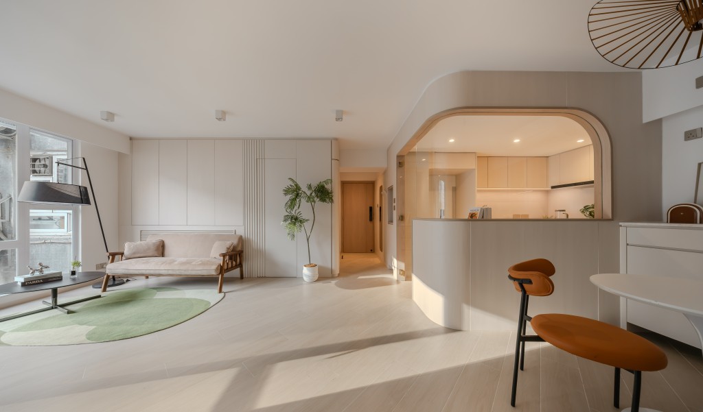 關上工人房門後,入口與相鄰的直條飾面及木色門板連成一體,遠看猶如一幅完整牆身。 關上工人房門後,入口與相鄰的直條飾面及木色門板連成一體,遠看猶如一幅完整牆身。